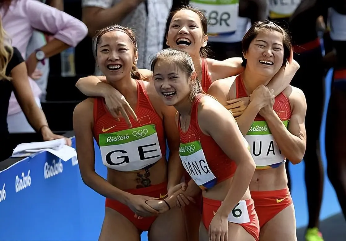 赛跳远金牌, 期的首次三, 当吴艳妮等